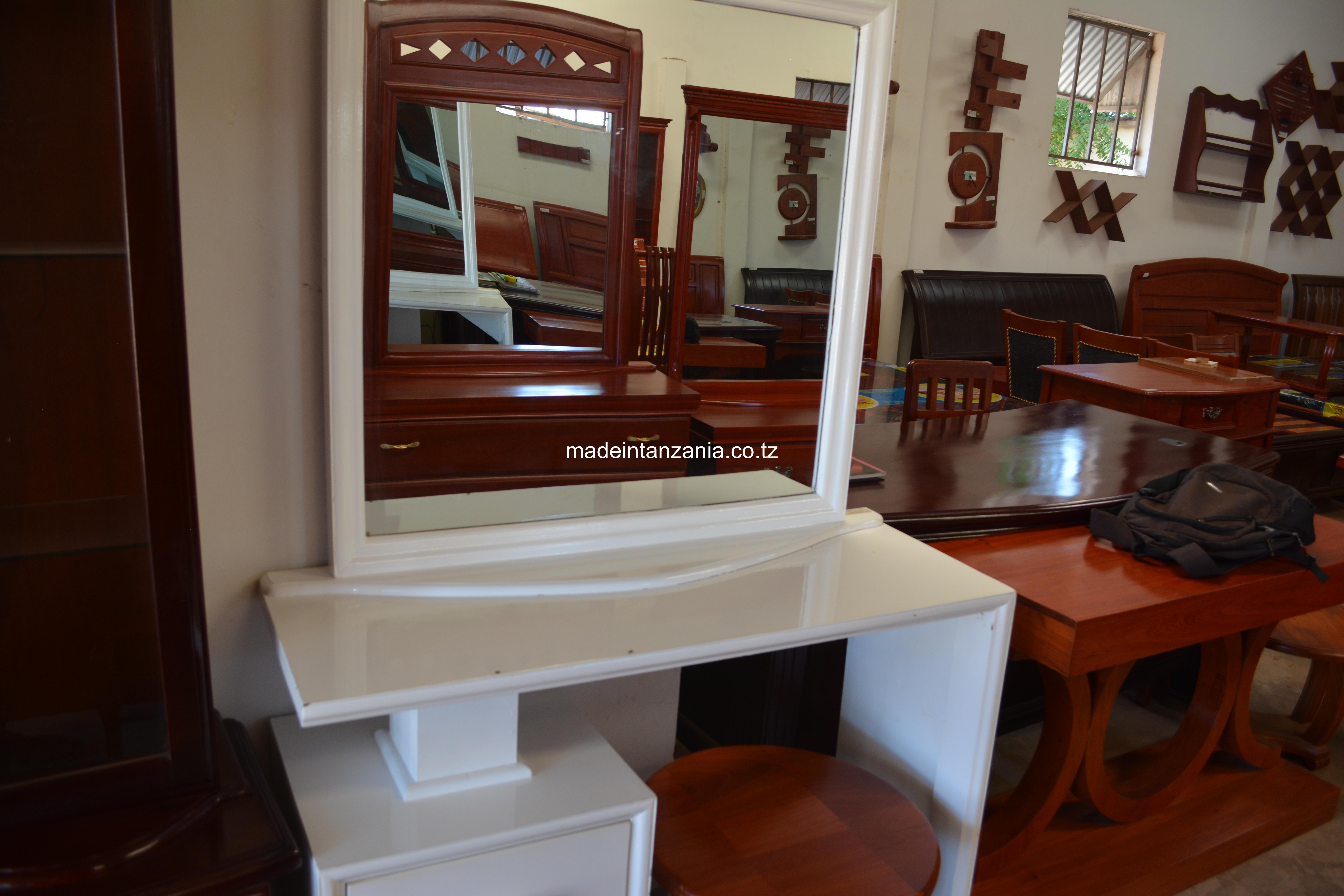 Dressing Table nyeupe